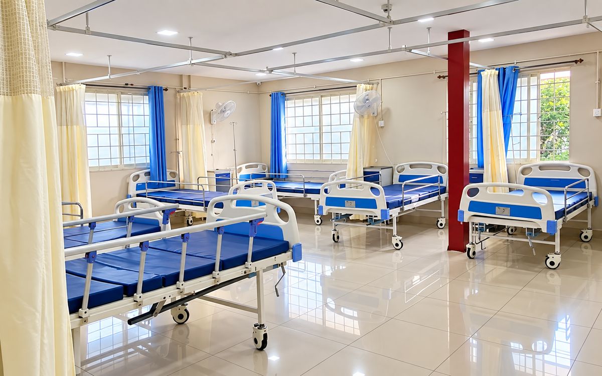 Inpatient ward with hospital beds and curtains